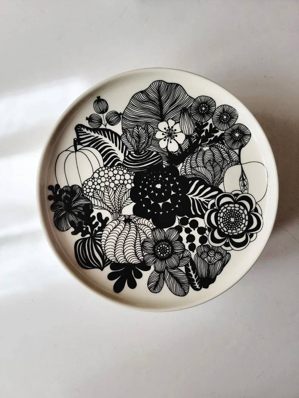Marimekko Oiva Siirtolapuutarah Black White Floral Retro Salad Plates Stoneware